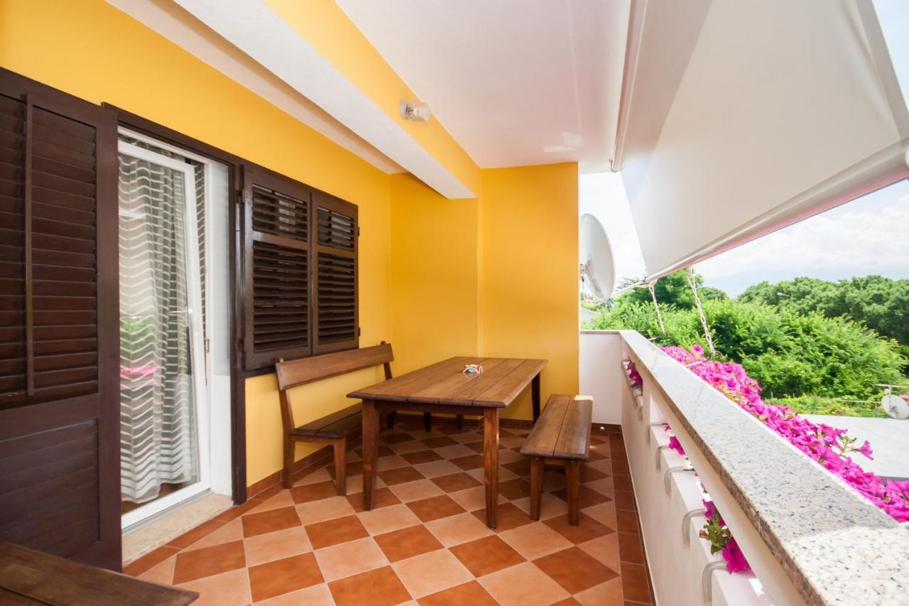 Apartments Surfinia Baska  Luaran gambar